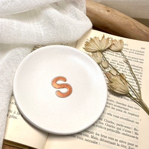 Plato de baratijas de arcilla blanca personalizado con monograma inicial