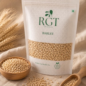 Puede incluir: Una bolsa transparente de cebada con el texto "RGT Organics" y "Barley". Un cuenco y una cuchara de madera están llenos de cebada, y los granos están esparcidos sobre una superficie beige. La bolsa también tiene el texto "Healthy Food, Healthy You" y "100% Pure".