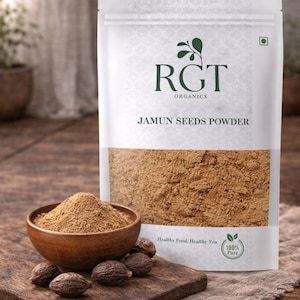 Può includere: Un sacchetto bianco di RGT Organics Jamun Seeds Powder, una ciotola di legno con polvere e diversi semi su un tagliere di legno. È visibile anche il testo "Healthy Food, Healthy You" e "100% Pure".