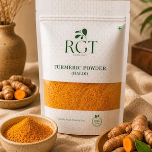 Puede incluir: Un paquete de cúrcuma en polvo con el texto "RGT Organics" y "Turmeric Powder (Haldi)". La imagen también muestra un cuenco con cúrcuma en polvo, una cuchara de madera y raíces frescas de cúrcuma.