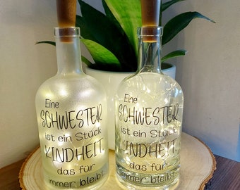 Flaschenlicht - Eine Schwester ist ein Stück Kindheit... - Dekoflasche - Geschenk für Schwester