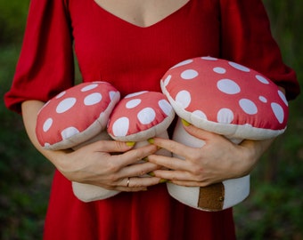 Ensemble d'agarics de mouche en peluche champignon champignons vénéneux enchanteurs jeux d'imagination forêt magique forêt fantaisiste accessoires photo