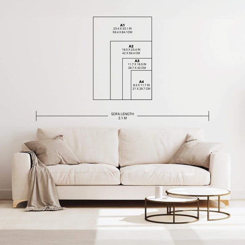 Pode incluir: Um sof&aacute; branco com duas pequenas mesas de centro redondas e uma manta. Acima do sof&aacute;, s&atilde;o exibidas quatro molduras retangulares, rotuladas A1 (59,4 x 84,1 cm), A2 (42 x 59,4 cm), A3 (29,7 x 42 cm) e A4 (21 x 29,7 cm). O comprimento do sof&aacute; &eacute; de 2,1 m.