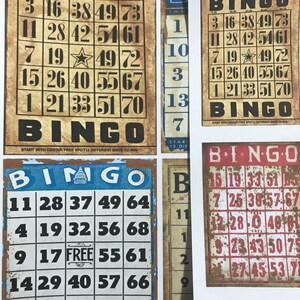 K&ouml;nnte beinhalten: Vier Vintage-Bingo-Karten mit braunem und wei&szlig;em Hintergrund. Die Karten haben ein Raster mit Zahlen und einem freien Feld in der Mitte. Die Karten sind mit "Bingo" beschriftet und enthalten Anweisungen, mit dem mittleren freien Feld zu beginnen und 12 verschiedene M&ouml;glichkeiten zu gewinnen auf jeder Karte.