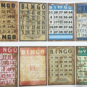 K&ouml;nnte beinhalten: Neun Vintage-Bingo-Karten mit einem abgenutzten, verwitterten Look. Jede Karte hat eine andere Zahlenfolge und das Wort "Bingo" oben. Die Karten sind auf braunem Papier mit wei&szlig;em Rand gedruckt.