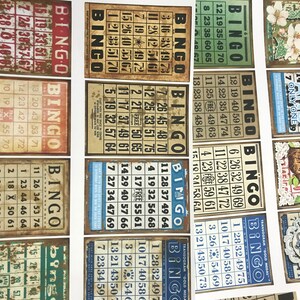 K&ouml;nnte beinhalten: Ein Satz Bingo-Karten im Vintage-Stil mit einem abgenutzten, gealterten Look. Die Karten zeigen eine Vielzahl von Zahlen und das Wort "Bingo" in fetten Buchstaben. Die Karten sind auf cremefarbenem Papier mit braunem Hintergrund gedruckt.