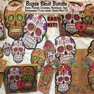 SUGAR SKULLS KIT Junk Journal Bundle 2 Riesig 2 Med 20 Kleine Jungen 20 Mädchen Kartenumschlag Taschen Lesezeichen / Tags Halsketten Eine Halloween-Party