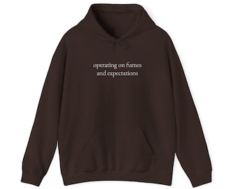 燃料切れと期待で動くシャツ、燃え尽き症候群Tシャツ、ミニマリスト美学シャツ、メンタルヘルススウェットシャツ、内向的な人向けの服
