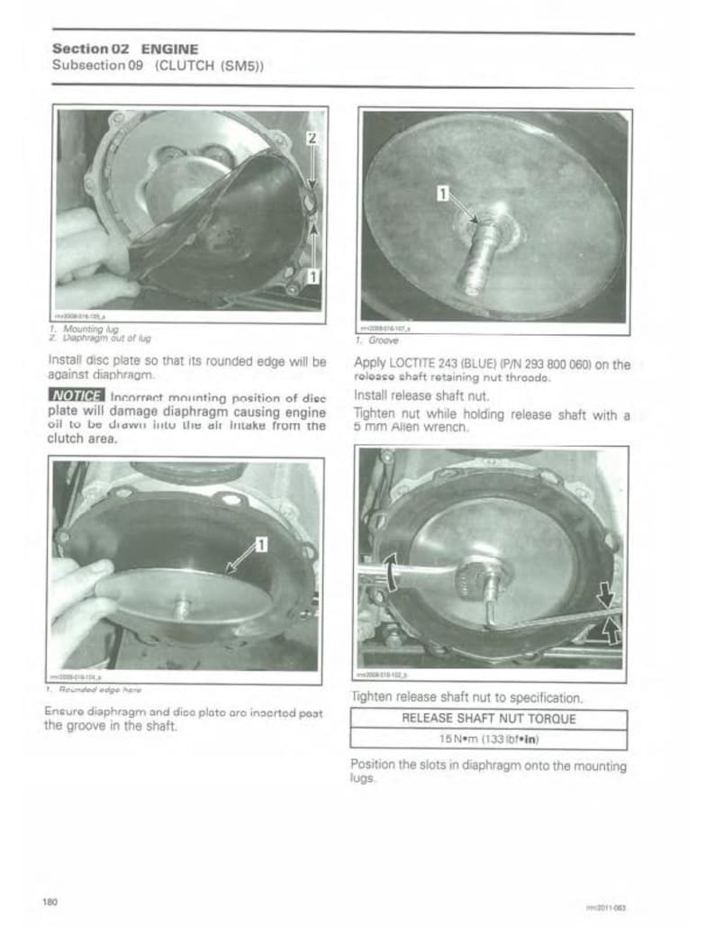 Puede incluir: Una p&aacute;gina de manual que detalla el montaje del embrague del motor. Las im&aacute;genes muestran varios pasos, incluida la instalaci&oacute;n de un disco, la aplicaci&oacute;n de Loctite y el apriete de una tuerca. El texto incluye especificaciones de par y advertencias sobre el montaje incorrecto.