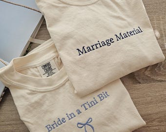Broderie personnalisée mariée marié couple chemise, idée cadeau mariage couple, cadeau de fiançailles, tee-shirt de partie EVJF, cadeau pour elle et lui