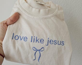 Chemise brodée Love Like Jesus, t-shirt chrétien, cadeau religieux, t-shirt d'église, jolie tenue religieuse avec noeud, Jesus Love, cadeau pour maman et papa.
