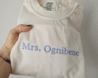 Camiseta personalizada con bordado "Mrs.", Camiseta Comfort Color, Futura novia, Regalo para ella, Camiseta para la nueva esposa, Camiseta unisex, Camiseta de boda, Regalo para el día de la boda