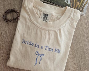 Broderie mariée dans une chemise Tini Bit, cadeau de mariée, chemise de mariage, cadeau de fiançailles, t-shirt d'enterrement de vie de jeune fille, cadeau pour elle, t-shirt de mariée coquette.