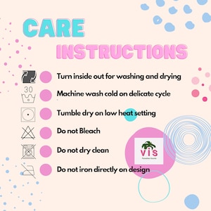 Puede incluir: Instrucciones de cuidado para una prenda de vestir. Las instrucciones incluyen: voltear la prenda al rev&eacute;s para lavarla y secarla, lavar a m&aacute;quina con agua fr&iacute;a en un ciclo delicado, secar en secadora a baja temperatura, no usar lej&iacute;a, no limpiar en seco y no planchar directamente sobre el dise&ntilde;o.