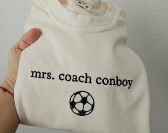 Broderie personnalisée Mrs. Coach. Chemise, t-shirt entraîneur scolaire, t-shirt de football personnalisé, cadeau entraîneur de sport Chemise de fan de football, t-shirt entraîneur personnalisé.