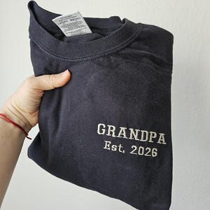 Embroidery Grandpa Est 2026 Shirt, Custom Shirt, Grandpa to be, Gift for Grandma, Pregnancy announcement, Grandparent gift idea, Birthday Black