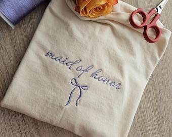 Chemise de demoiselle d'honneur brodée, cadeau de mariée, chemise de mariage, cadeau de fiançailles, t-shirt d'enterrement de vie de jeune fille, cadeau surprise pour demoiselle d'honneur, t-shirt avec noeud