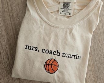 Broderie personnalisée Mrs. Coach. Chemise, t-shirt entraîneur scolaire, t-shirt de basket-ball personnalisé, cadeau entraîneur de sport, t-shirt de basket-ball, t-shirt entraîneur personnalisé.