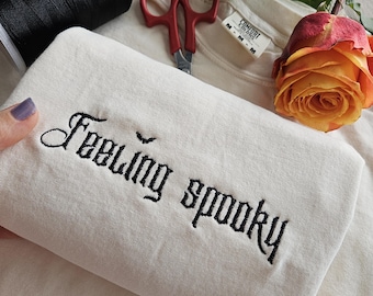 Chemise fantasmagorique brodée, T-shirt couleurs confortables, T-shirt d'automne, Chemise gothique effrayante, Idée cadeau Halloween, Tenue d'Halloween, Maman, Papa, t-shirt