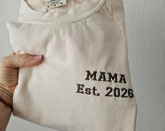 Chemise broderie maman est 2026, chemise couleur confort, future maman, cadeau pour mère, cadeau femme, chemise unisexe, cadeau nouvelle maman, cadeau fête des mères