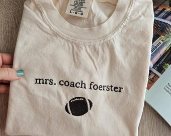 Broderie personnalisée Mrs. Coach. Chemise, t-shirt entraîneur scolaire, t-shirt de football personnalisé, cadeau entraîneur de sport, t-shirt entraîneur personnalisé