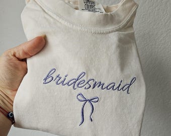 Chemise de demoiselle d'honneur, t-shirt broderie de demoiselle d'honneur, chemise de mariage, cadeau de fiançailles, t-shirt EVJF, cadeau surprise pour demoiselle d'honneur, t-shirt avec nœud.