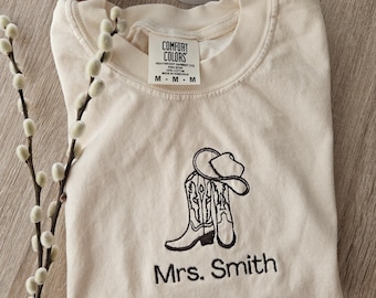 Chemise brodée Mme Bride personnalisée, cadeau mariée, chemise de mariage, EVJF, chemise de cow-girl, chapeau de cow-boy, t-shirt pour la mariée, style occidental