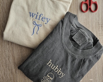 Broderie Hubby Wifey Tee, T-shirt pour lui et elle, chemise de mari, cadeau d'anniversaire, bientôt épouse, cadeau de mariage, mariage de couple, femme