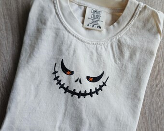 Chemise d'Halloween brodée : sourire effrayant, t-shirt de saison effrayante, t-shirt d'Halloween, chemise d'automne, chemise de fête d'Halloween. Cadeau pour Halloween, automne