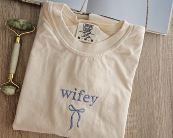 Chemise broderie femme, t-shirt femme noeud coquette - cadeau pour la mariée, future chemise femme, t-shirt personnalisé, t-shirt couleur confort. Cadeau pour future épouse.