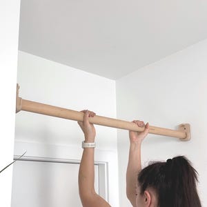 Removable Wooden Pull-Up Bar – Solid Beech, Cut to Size, Fits Door Frames up to 120 cm, for Adults and Kids