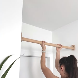 Avtagbar pull-up-stång i trä – Premium 100 % lövträ, kapad i storlek, passar dörrkarmar upp till 120 cm, för vuxna och barn