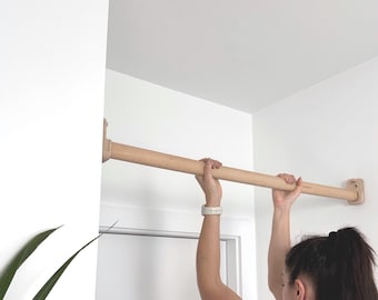 Barra de dominadas de madera extraíble: 100 % madera noble de primera calidad, cortada a medida, se adapta a marcos de puerta de hasta 120 cm, para adultos y niños.