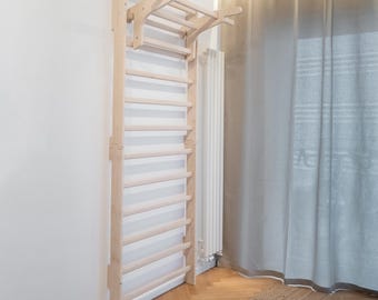 Escalera sueca de madera de primera calidad con estación de dominadas/fondos: barra de haya maciza para estiramientos, fuerza y movilidad.
