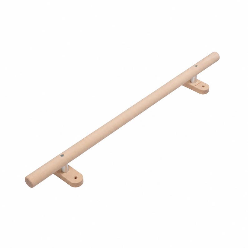 K&ouml;nnte beinhalten: Ein langer, zylindrischer Griff aus hellem Holz mit zwei abgerundeten Montagehalterungen. Der Griff ist mit kleinen silberfarbenen Metallverbindern an den Halterungen befestigt, und jede Halterung hat zwei vorgebohrte L&ouml;cher zur Montage.