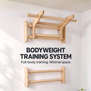 以下が含まれることがあります： 壁掛け式の明るい木製自重トレーニングシステム。懸垂バー構造と下部の平行バーセットで構成されています。テキストには「BODYWEIGHT TRAINING SYSTEM Full-body training. Minimal space.」と記載されています。