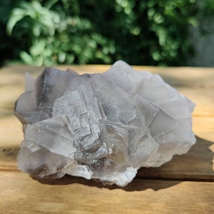 Dunkelgrauer bis hellgrauer Fluorit aus der Region Belutschistan, Pakistan