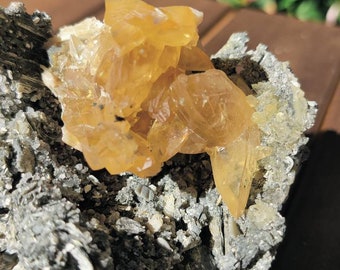 Yellow Calcite Clam