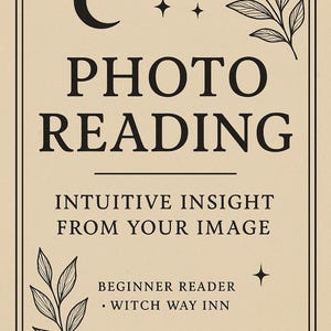 Könnte beinhalten: Beige rechteckiges Schild mit schwarzem Rand. Das Schild zeigt die Worte "PHOTO READING" in fetter Schrift sowie den Text "INTUITIVE INSIGHT FROM YOUR IMAGE". Dekorative Elemente sind ein Halbmond, Sterne und botanische Illustrationen.