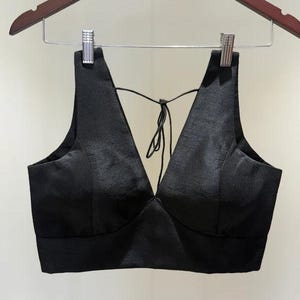 Svart djup V-ringad sidenblus, ärmlös choli, anpassad halsringning