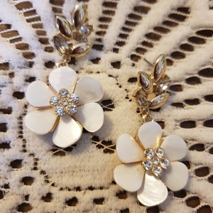 The Vintage Bride! Vintage Pearl, Metal & Glass Floral Wedding Dangle Earrings*Vintage Bridal Earrings*Vintage Earrings