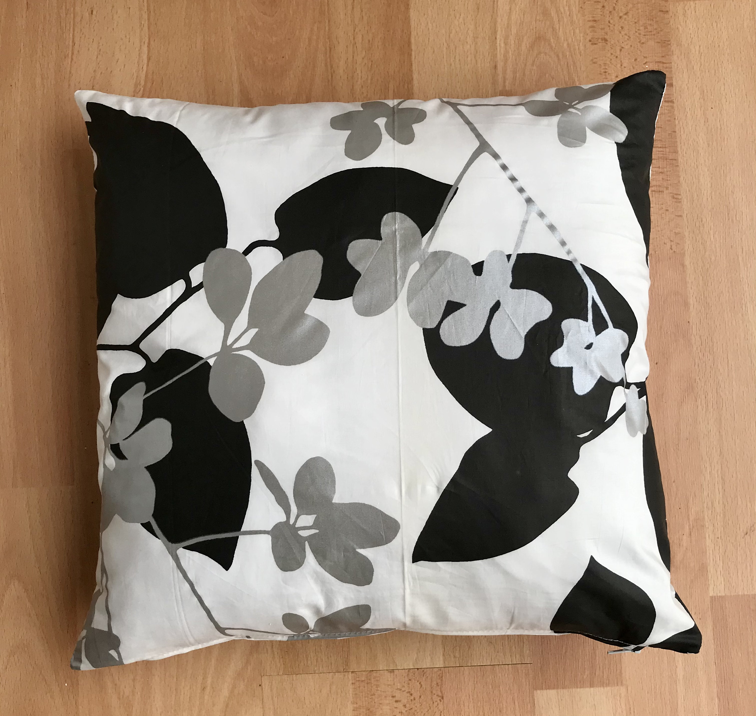 Housse de Coussin Décoratif 40x40 en Coton Noir , Blanc et Argent Chez Jab