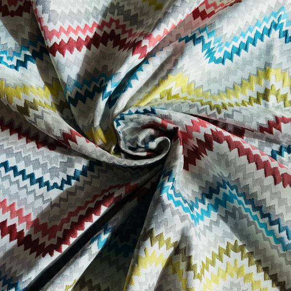 Coupon de tissu à chevrons multicolores