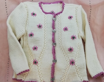 Trachtenjacke, Strickjacke handgestrickt für Mädchen, Größe 86/92, weiß/rosa mit Zopfmustern und aufgestickten Blümchen