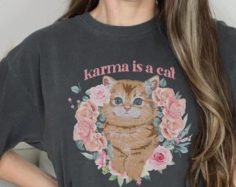 Camiseta original Karma Cat Comfort Colors: estilo floral vintage