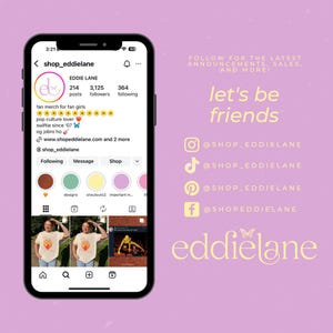 Puede incluir: Un tel&eacute;fono inteligente muestra el perfil de Instagram de shop_eddie lane, con foto de perfil, n&uacute;mero de seguidores y biograf&iacute;a. A la derecha, el texto dice follow for the latest announcements, sales, and more, let's be friends y eddielane.