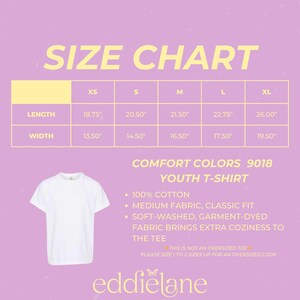 Puede incluir: Una tabla de tallas para una camiseta juvenil Comfort Colors 9018 blanca sobre un fondo morado claro. La tabla enumera las medidas de largo y ancho en pulgadas para las tallas XS a XL. El texto incluye detalles de tela y ajuste.