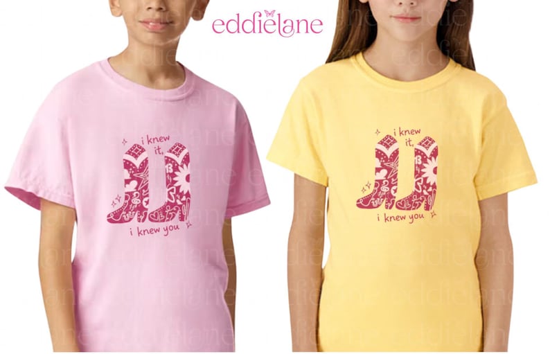 Puede incluir: Una camiseta rosa claro y una camiseta amarilla, cada una con un gr&aacute;fico rosa oscuro de dos botas vaqueras decoradas con patrones de flores y estrellas. El texto "i knew it, i knew you" est&aacute; impreso en rosa oscuro alrededor de las botas.