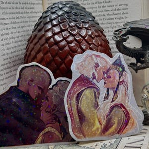 Daemon e Rhaenyra, Daemon Targaryen, Rhaenyra Targaryen, Adesivo Daenyra, Casa del Drago, Adesivi olografici, Adesivo scintillante,