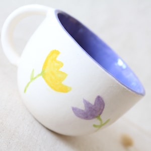 Taza de cerámica con flores moradas y amarillas hecha a mano, artículo hecho a mano,